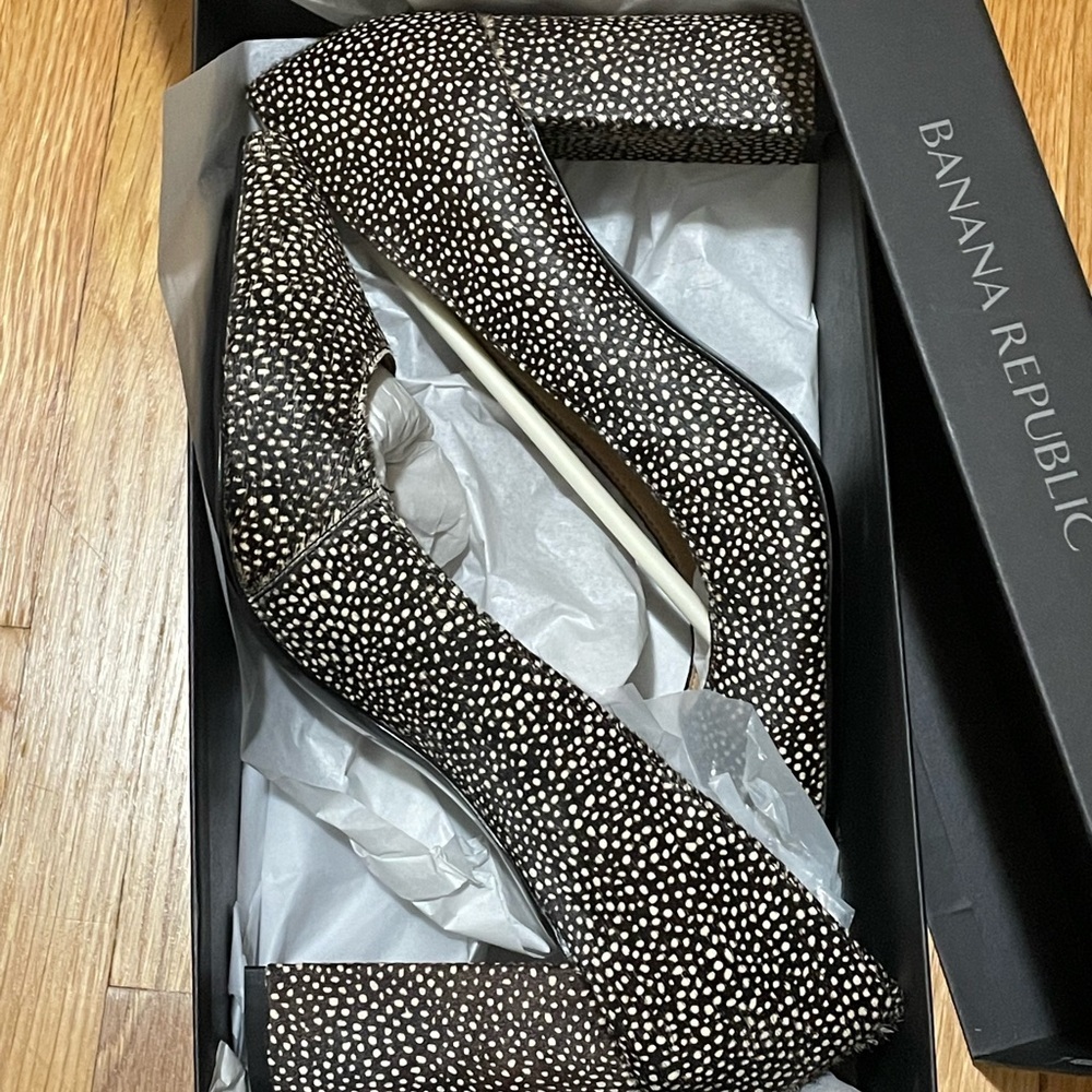 Banana republic pointy toe blo 

New with original tags and box
No imperfections